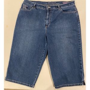 Gloria Vanderbilt Amanda Denim Capri Skimmer, size 16, medium wash